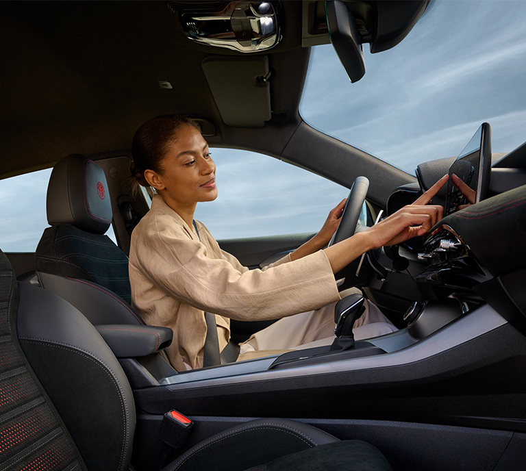 Woman driving Alfa Romeo Tonale Hybrid – Alfa Romeo